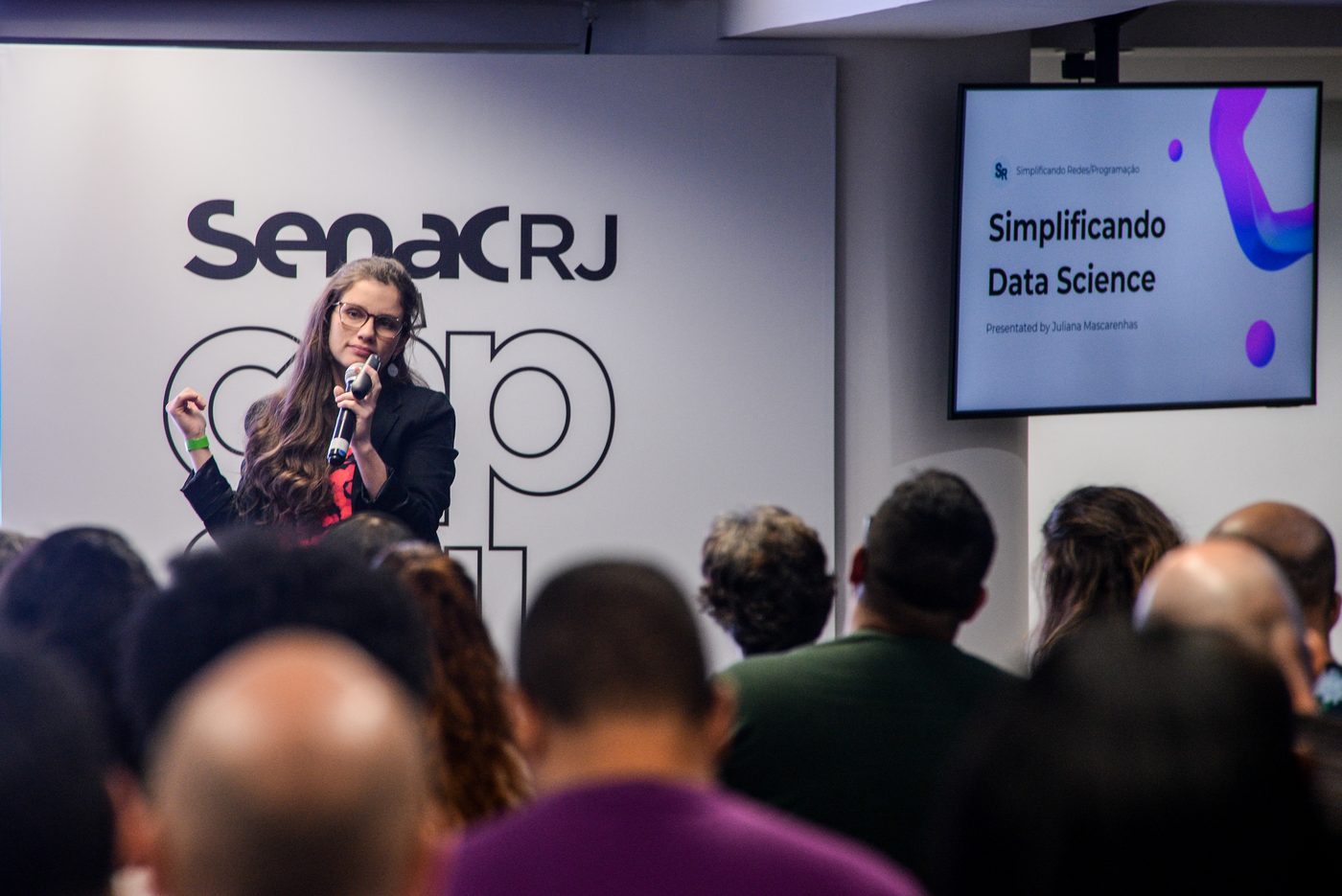 Juliana Mascarenhas apresentando a palestra Simplificando Data Science no Senac RJ